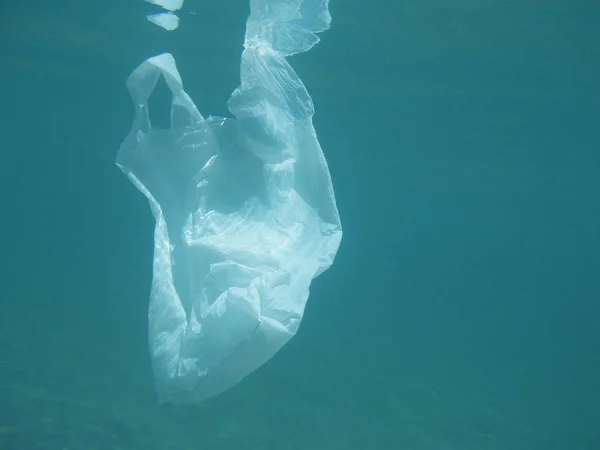 Пластиковый Пакет Плывущий Море Загрязненная Экология Переработанный Мусор — стоковое фото