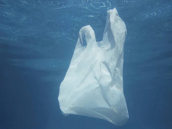 Пластиковый Пакет Плавающий Воде Загрязненная Среда Переработанный Мусор — стоковое фото