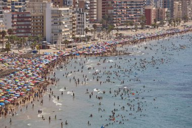 İspanya Akdeniz kıyı şeridi. Calpe plaj. Yaz kalabalık. Alicante deniz manzarası