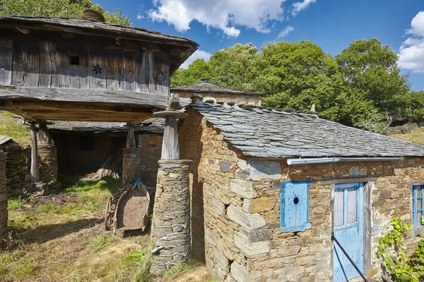 传统的石建筑村与 Horreo 存储在阿斯图里亚斯 西班牙 — 图库照片