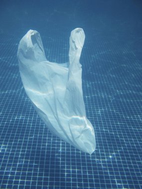 Suya kayan plastik torba. Çevre kirli. Çöp geri dönüşüm                  