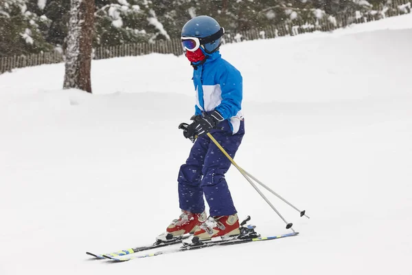 Barn Skidor Snön Vintersport Skidbacken Horisontell — Stockfoto