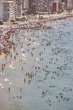 İspanya Akdeniz kıyı şeridi. Calpe plaj. Yaz kalabalık. Alicante deniz manzarası