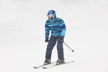 Kar altında kayak. Kış spor. Beyaz arka plan. Yatay