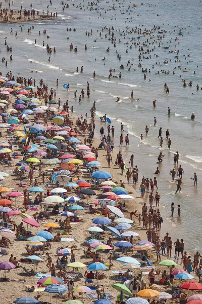 Costa Mediterránea España Playa Calpe Multitud Verano Paisaje Marino Alicante — Foto de Stock