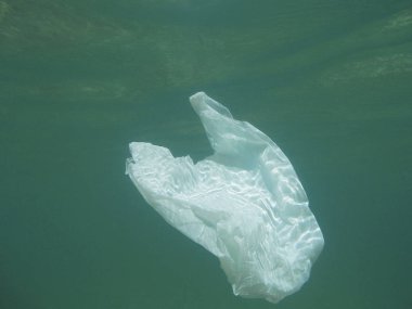 Denize kayan plastik torba. Çevre kirli. Çöp geri dönüşüm             
