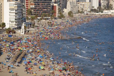 İspanya Akdeniz kıyı şeridi. Calpe plaj. Yaz kalabalık. Alicante deniz manzarası