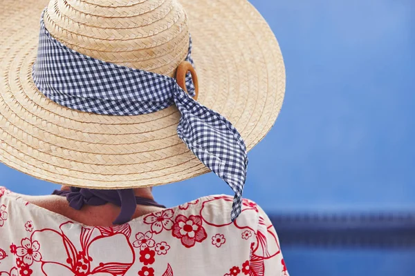 Ora Legale Donna Con Cappello Sfondo Blu Acqua Rilassante — Foto Stock