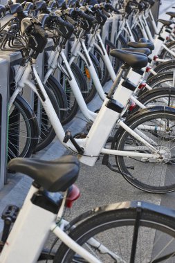 Kentin kentsel elektrik pille Bisiklet şarj. Eko taşıma