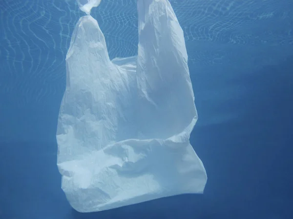 Пластиковый Пакет Плавающий Воде Загрязненная Экология Переработанный Мусор — стоковое фото