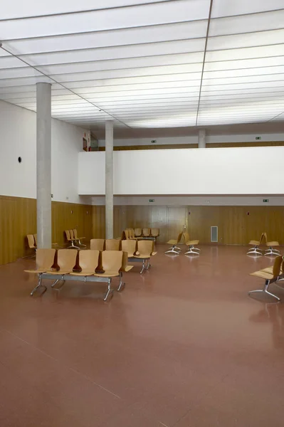 公共の待合室の建物します 病院内部の詳細 垂直方向 — ストック写真