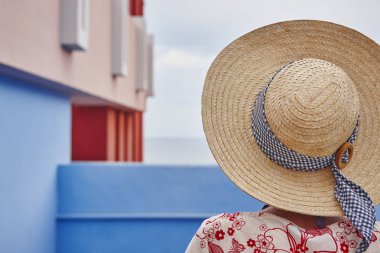 Kırmızı duvar, La manzanera kadın. Calpe, İspanya