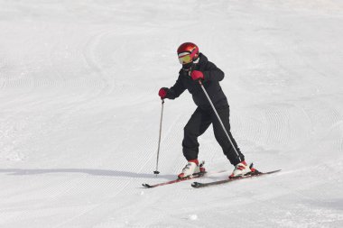 Çocuk Kayak yapmayı öğrenmek başlangıç. Kış spor. Yatay