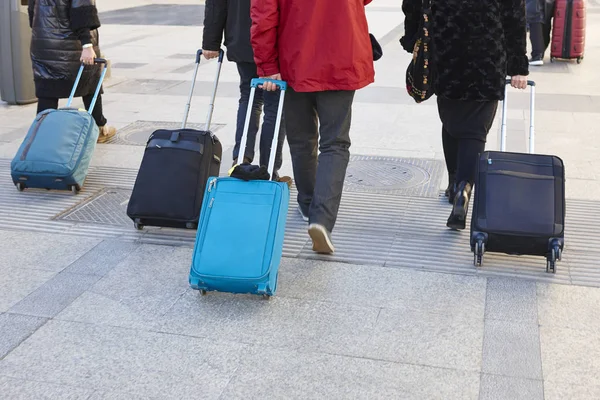 Utazó Poggyász Séta Utcán Városi Turizmus Életmód — Stock Fotó