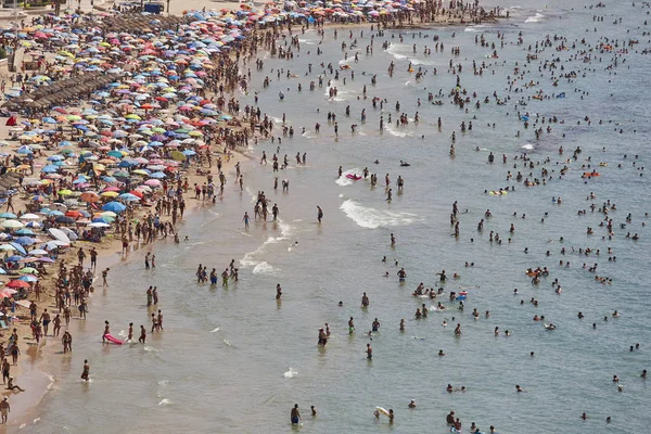 Wybrzeżu Morza Śródziemnego Hiszpanii Plaży Calpe Tłum Latem Alicante Seascape — Zdjęcie stockowe