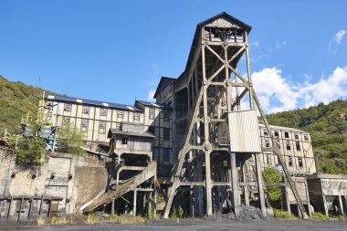 Terk edilmiş kömür fabrikası. Endüstriyel makine paslı. Kirli manzara. Yenilenebilir enerji