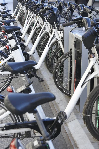 Χρέωση Αστικών Μπαταρία Ηλεκτρικά Ποδήλατα Στην Πόλη Οικολογικές Μεταφορές — Φωτογραφία Αρχείου