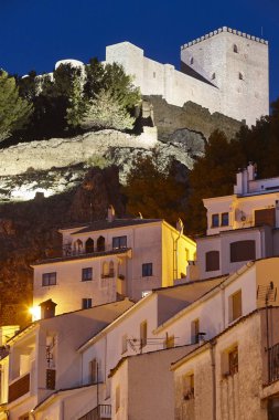 Gece İspanyol geleneksel köy. Segura de la Sierra. İspanya