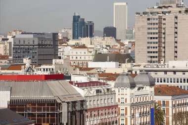 Madrid manzarası şehir merkezi. Şehir merkezindeki geleneksel yapılar. İspanya'da seyahat