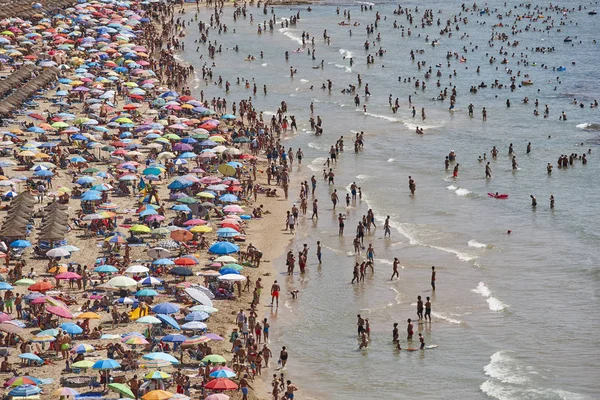 Costa Mediterránea España Playa Calpe Multitud Verano Paisaje Marino Alicante — Foto de Stock