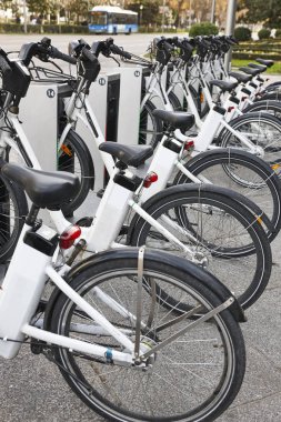 Kentin kentsel elektrik pille Bisiklet şarj. Eko taşıma