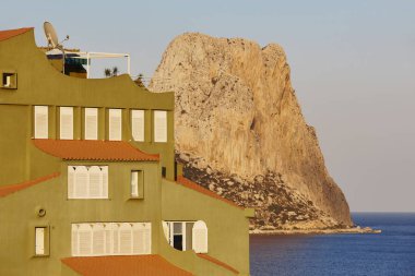 Xanadu inşa Penon de Ifach ve yeşil dönüm noktası. Calpe, İspanya
