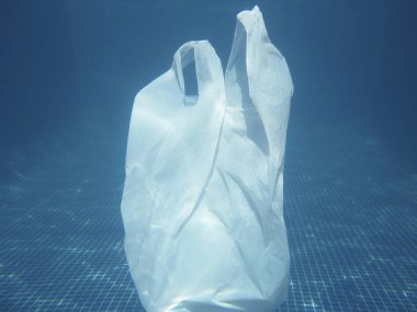 Suya kayan plastik torba. Kirli çevre. Çöp geri dönüşüm                     