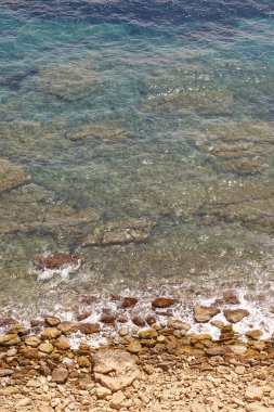 İspanyol Akdeniz kayalık sahil şeridi. Turkuaz su arka plan. Dikey