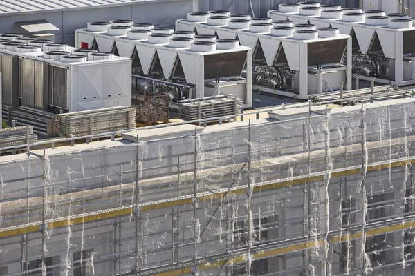 Bir Binanın Çatı Yapım Aşamasında Üzerinde Klima Kompresörleri Endüstriyel — Stok fotoğraf