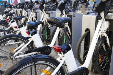 Kentin kentsel elektrik pille Bisiklet şarj. Eko taşıma