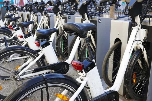 Kentin Kentsel Elektrik Pille Bisiklet Şarj Eko Taşıma — Stok fotoğraf