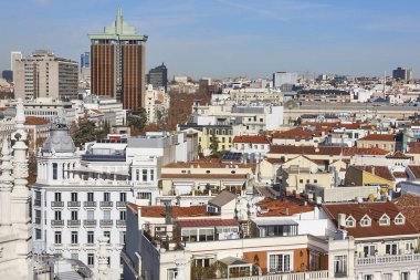 Madrid manzarası şehir merkezi. Şehir merkezindeki geleneksel yapılar. İspanya'da seyahat