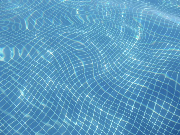 Water reflections on a swimming pool. Underwater photography. Su — Stock Photo, Image