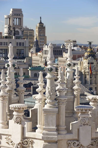 Centrum van de stad van Madrid skyline. Centrum van de traditionele gebouwen. Tour — Stockfoto