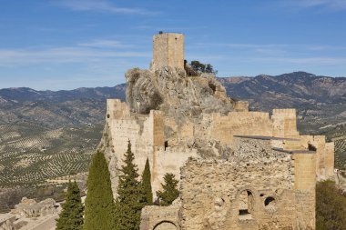 Antik kale kule ve zeytin alanlarında La Iruela. İspanya