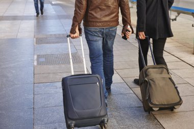 Sokakta Bagaj ile genç çift. Seyahat ve iş