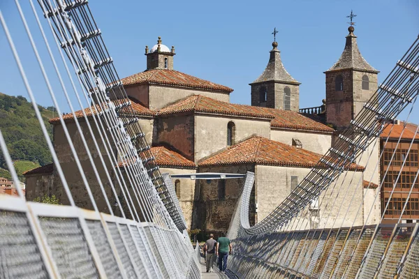 Barockkyrkan med moderna bron. Cangas del Narcea, Asturien — Stockfoto