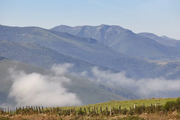 Paisaje de prados de montaña con valla en Asturias. Turismos españoles —  Fotos de Stock