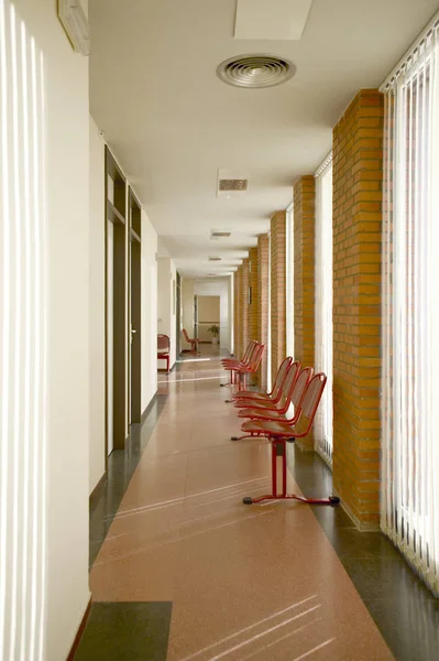 Sala de espera del edificio público. Corredor del centro de salud. Nadie. — Foto de Stock