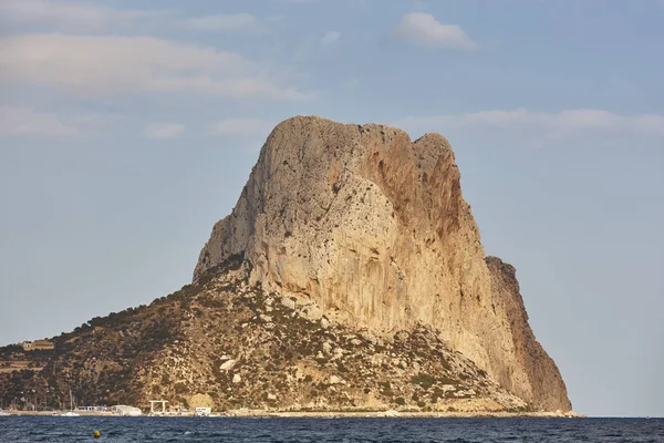 Hiszpańskiego wybrzeża Morza Śródziemnego. Penon de Ifach w Alicante. Val — Zdjęcie stockowe