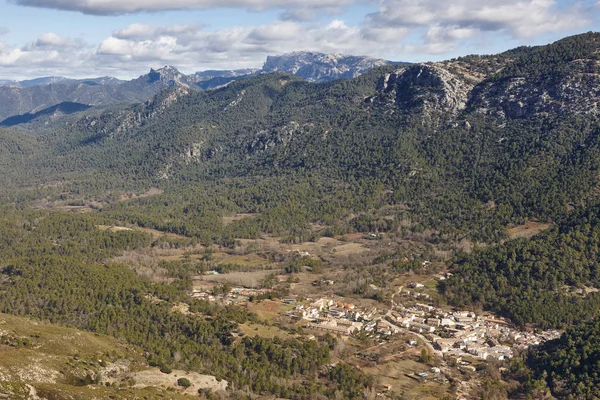 カソルラ自然公園で伝統的なスペインの田舎の村。土地 — ストック写真