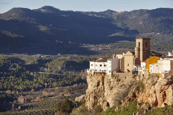 Pueblo blanco tradicional y acantilados en Andalucía. Hornos. Jaén. — Foto de Stock