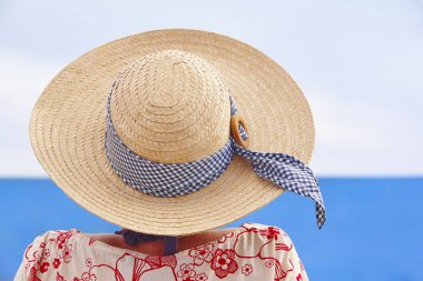 Yaz saati. Kadın şapka ve mavi arka plan ile. Rahatlatıcı 