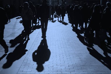 İnsanlar sokakta. Kentsel mavi tonu kalabalıkta