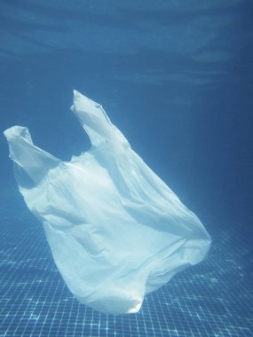 Suya kayan plastik torba. Kirli çevre. Tasarlanmıştır