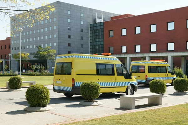 Ambulance voertuigen op de parking van een ziekenhuis. Noodgevallen vervoer — Stockfoto