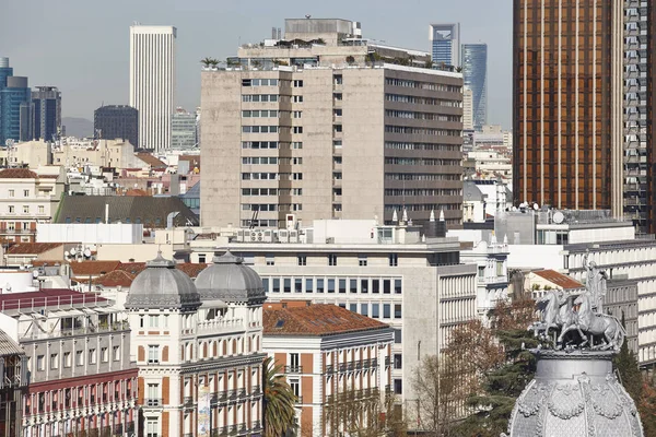 Madrid manzarası şehir merkezi. Şehir merkezindeki geleneksel yapılar. Tur