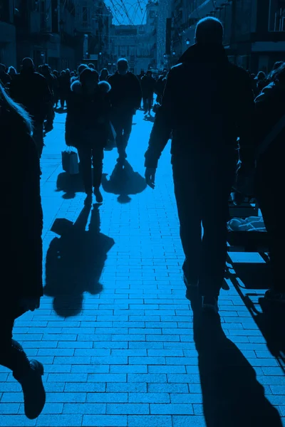 Des gens dans la rue. foule urbaine dans le ton bleu — Photo