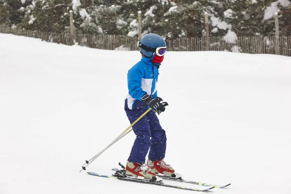 Crianças a esquiar debaixo da neve. Desporto de inverno. Declive de esqui — Fotografia de Stock