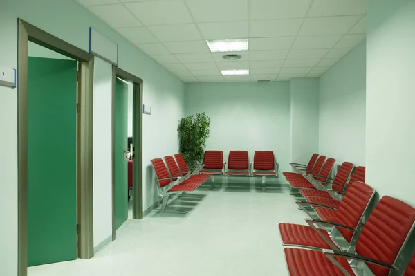 Sala de espera del edificio público. Centro de salud interior. Nadie. — Foto de Stock